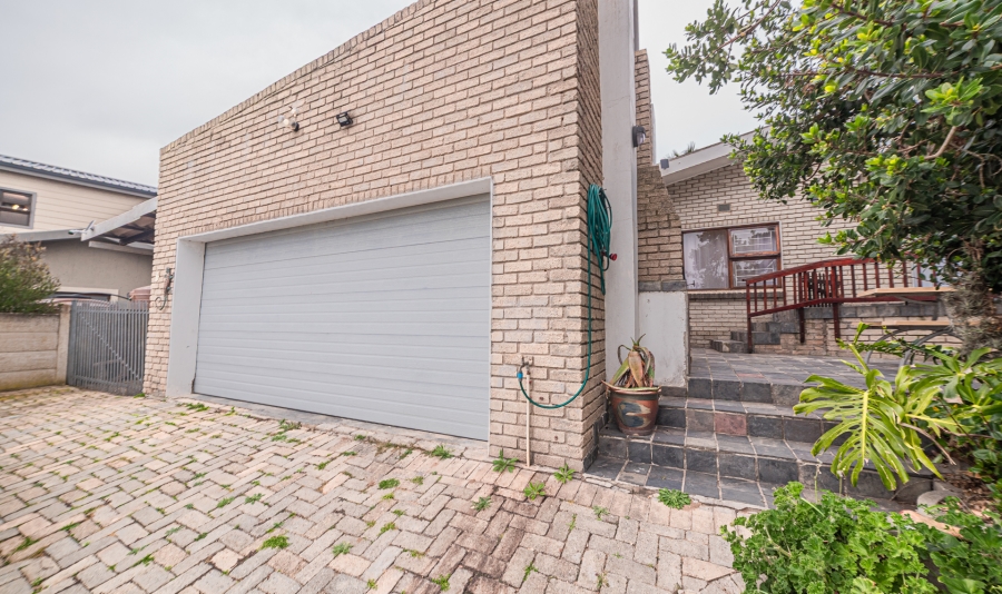 5 Bedroom Property for Sale in Fraaiuitsig Western Cape